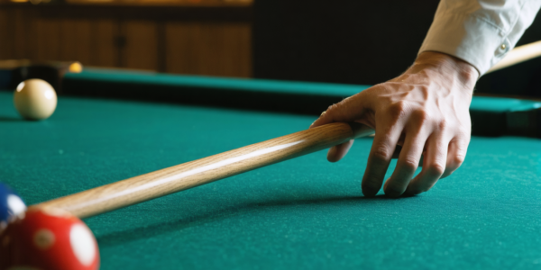 découvrez comment maîtriser la prise parfaite pour bien tenir une queue de billard grâce à notre guide complet, conçu pour améliorer votre précision et votre confort de jeu.